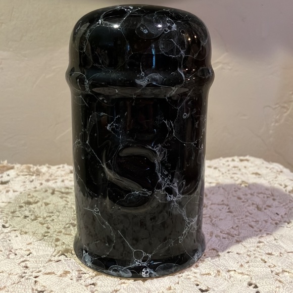 Marbled-colored Ceramic Salt and Pepper shakers - Picture 7 of 7